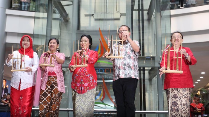 Menteri Pemberdayaan Perempuan dan Perlindungan Anak Indonesia, I Gusti Ayu Bintang Darmawati hadiri perayaan HUT RI di MargoCity, Depok. Begini momennya.