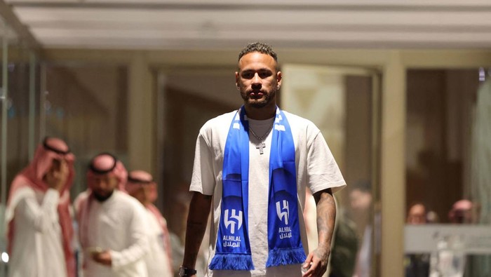 Soccer Football - Neymar arrives in Riyadh after signing for Al Hilal - King Khalid International Airport, Riyadh, Saudi Arabia - August 18, 2023
Al-Hilals Neymar signs autographs to fans upon arrival REUTERS/Ahmed Yosri