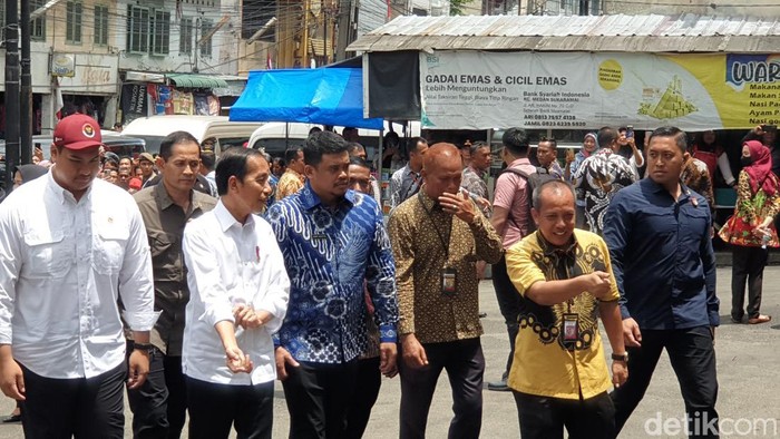 Momen Presiden Jokowi mengunjungi Pasar Sukaramai, Medan. (Goklas Wisely/detikSumut)