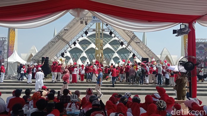Muharam UKM Terbaik Zilenial (Mumtaz) Festival 2023 dan Temu Bisnis One Pesantren One Product (OPOP) 2023 di Masjid Raya Al Jabbar.