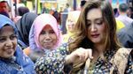 Momen Seru Nafa Urbach Saat Kulineran Kaki Lima