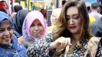 Nafa juga pernah menampilkan momennya berjualan kaki lima. Saat itu ia terlihat menjual pentol di gerobak sederhana. Foto: Instagrarm @nafaurbach