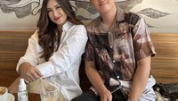 Berpose cantik di tepi sungai, Nafa Urbach terlihat menyantap mie instan cup. Ia sangat menikmati mie rebus favoritnya itu. Foto: Instagrarm @nafaurbach