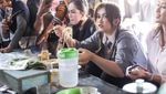 Momen Seru Nafa Urbach Saat Kulineran Kaki Lima