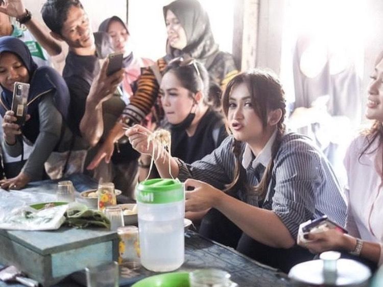 Momen Seru Nafa Urbach Saat Kulineran Kaki Lima