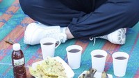 Nafa juga sering kulineran kaki lima. Salah satu momennya terlihat ketika sedang menikmati tempe kemul dan kopi di Argo Wisata Perkebunan Teh Tambi Wonosobo. Foto: Instagrarm @nafaurbach