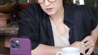 Selain aktivitasnya memproduseri film, Nafa Urbach juga kerap membagikan momen kesehariannya. Salah satunya momen kulineran kaki lima. Foto: Instagrarm @nafaurbach
