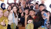 Nafa Urbach juga pernah terlihat memamerkan durian. Ia berpose bersama beberapa murid dari salah satu sekolah di daerah Jawa. Foto: Instagrarm @nafaurbach