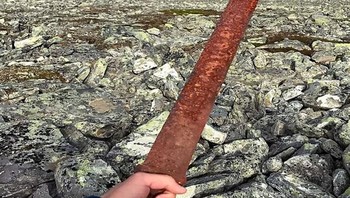 Pada tahun 2017, seorang pemburu rusa menemukan pedang Viking yang diawetkan sempurna di pegunungan Norwegia, yang mencuat di antara batu-batu. Foto: Bored Panda