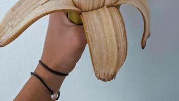 Makan pisang ternyata buahnya ada tiga. Foto: Bored Panda
