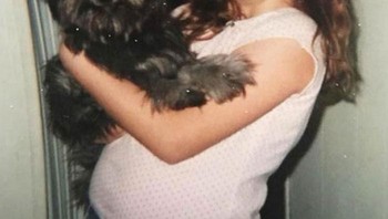 Wanita ini mengadopsi seekor anjing tua yang ternyata adalah anjing yang sama yang dia miliki saat kecil. Pemindaian microchip mengonfirmasi identitas anjing itu. Foto: Bored Panda