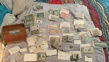 Koleksi berharga yang juga ditemukan di tempat sampah. Semua amplop berasal dari berbagai negara di seluruh dunia. Sebagian besar berasal dari tahun 1700-an-1900-an. Yang tertua adalah koin dari tahun 1621. Foto: Bored Panda