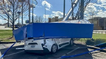 Pemilik mobil ini mengaku baru saja keluar dari mobil itu 15 detik sebelum tertimpa. Foto: Bored Panda