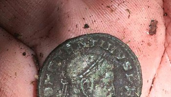 Menggunakan pendeteksi metal, orang ini menemukan koin langka yang berasal dari tahun 300-an. Foto: Bored Panda