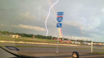 Menjepret pelangi yang ternyata disambut bersamaan dengan datangnya petir. Foto: Bored Panda