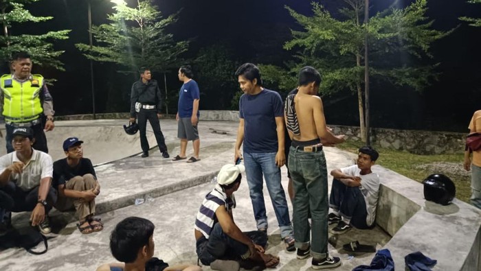 Sekumpulan remaja di Pangkalpinang diamankan polisi karena terlibat tawuran.Foto: Dokumen Satreskrim Polres Pangkalpinang