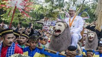 Gubernur Jawa Barat Ridwan Kamil menaiki sisingaan saat parade kesenian Jawa Barat di di Lapangan Gasibu, Bandung, Jawa Barat, Sabtu (19/8/2023).  