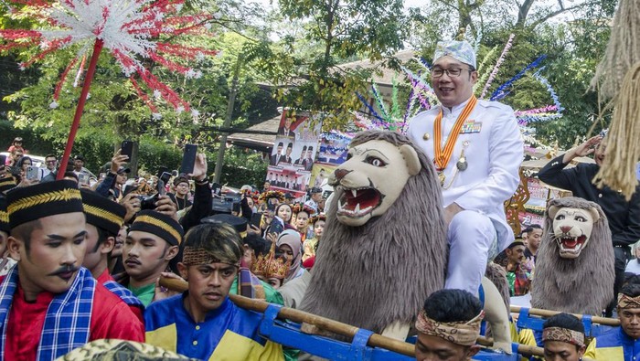 Parade kesenian Jawa Barat Sejumlah seniman menampilkan Tari Topeng saat parade kesenian Jawa Barat di di Lapangan Gasibu, Bandung, Jawa Barat, Sabtu (19/8/2023). Parade yang menampilkan sejumlah kesenian dan kebudayaan khas dari sejumlah kota di Jawa Barat tersebut dalam rangka memperingati Hari Jadi ke-78 Provinsi Jawa Barat. ANTARA FOTO/Novrian Arbi/YU