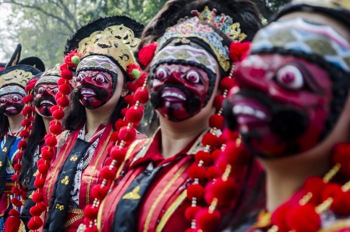 Sejumlah seniman menampilkan Tari Topeng saat parade kesenian Jawa Barat di di Lapangan Gasibu, Bandung, Jawa Barat, Sabtu (19/8/2023). Parade yang menampilkan sejumlah kesenian dan kebudayaan khas dari sejumlah kota di Jawa Barat tersebut dalam rangka memperingati Hari Jadi ke-78 Provinsi Jawa Barat. ANTARA FOTO/Novrian Arbi/YU
