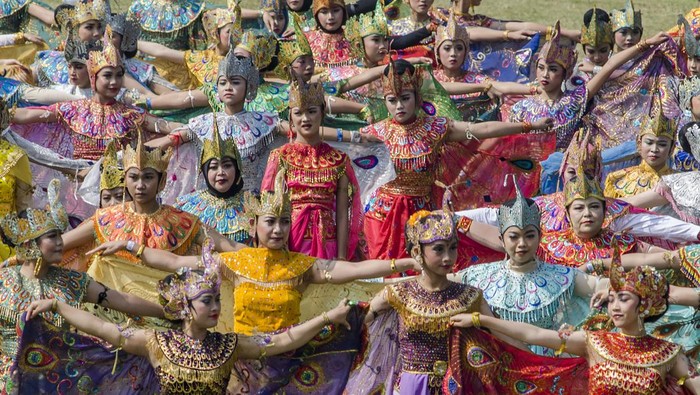 Parade kesenian Jawa Barat Sejumlah seniman menampilkan Tari Topeng saat parade kesenian Jawa Barat di di Lapangan Gasibu, Bandung, Jawa Barat, Sabtu (19/8/2023). Parade yang menampilkan sejumlah kesenian dan kebudayaan khas dari sejumlah kota di Jawa Barat tersebut dalam rangka memperingati Hari Jadi ke-78 Provinsi Jawa Barat. ANTARA FOTO/Novrian Arbi/YU