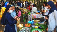 Penjual jajanan melayani pembeli di Pasar Jajanan Tradisional di Desa Rejosari, Dawe, Kudus, Jawa Tengah, Sabtu (19/8/2023). 