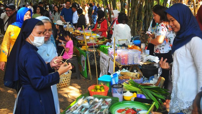 Pasar Jajanan Tradisional Ini Ada di Kebun Bambu Penjual jajanan melayani pembeli di Pasar Jajanan Tradisional di Desa Rejosari, Dawe, Kudus, Jawa Tengah, Sabtu (19/8/2023). Pasar yang berada dikebun bambu dan menjual berbagai jajanan tradisional seperti getuk, tape, ketan hingga minuman jamu yang digagas oleh warga tersebut untuk meningkatkan perekonomian warga setempat sekaligus pengembangan ekonomi kreatif masyarakat desa. ANTARA FOTO/Yusuf Nugroho/YU