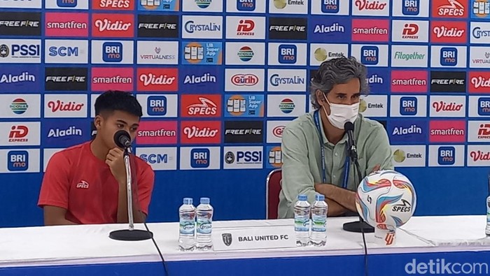 Pelatih Bali United Stefano Cugurra, dan pemainnya Rahmat Arjuna, saat konferensi pers di Stadion Manahan Solo, Sabtu (19/8/2023).