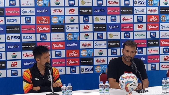 Pelatih Persis Solo Leonardo Medina, dan pemainnya, Sutanto Tan, saat konferensi pers di Stadion Manahan Solo, Sabtu (19/8/2023).