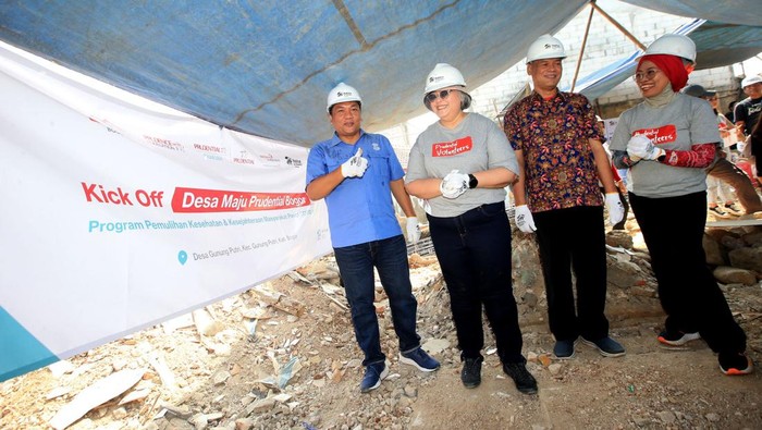 Pembangunan Rumah Layak Huni hingga Posyandu di Desa Gunung Putri Bogor Presiden Direktur Prudential Indonesia Michellina L. Triwardhany (kedua kiri), Head of Programme Operations Habitat for Humanity Indonesia Rudi Nadapdap (kiri), Chief HR & Community Investment, Prudential Syariah Indrijati Rahayoe dan Kepala Desa Gunung Putri Daman Huri berbincang saat peletakan batu pertama pembangunan rumah warga disela acara peresmian program Desa Maju Prudential di Desa Gunung Putri, Kabupaten Bogor, Jawa Barat, Sabtu (19/8/2023).