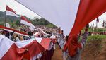 Foto Udara  Pembentangan Bendera Merah Putih Terpanjang di Jabar