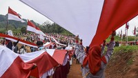 Sekitar 4.000 meter bendera Merah Putih dibentangkan dalam acara Kirab Bendera Merah Putih tersebut. 