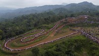 Selain itu ada juga 1.500 tiang bendera. 