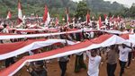 Foto Udara  Pembentangan Bendera Merah Putih Terpanjang di Jabar