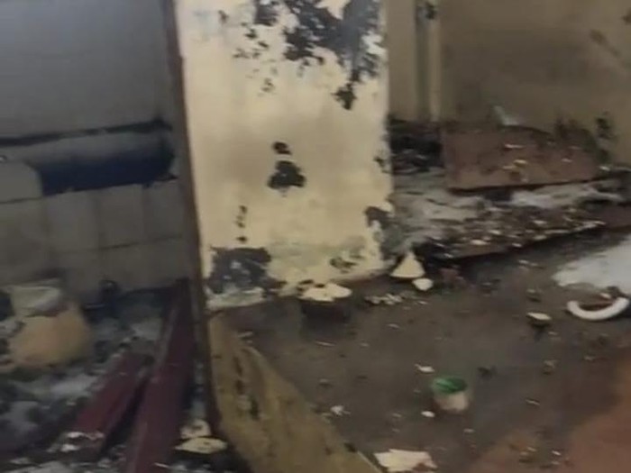 Penampakan ruang tahanan Polsek Gantarang, Bulukumba, yang dibakar oleh seorang pelaku pemerkosaan. Dokumen Istimewa