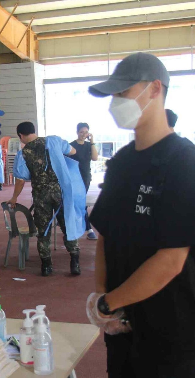 Lee Do Hyun resmi memulai wajib militernya pada Senin (14/8/2023). Dia akan menjalani pelatihan dasar sebelum bertugas sebagai band militer Angkatan Udara Korea.Foto: dok. Twitter @LDH_update