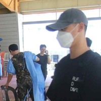 Lee Do Hyun resmi memulai wajib militernya pada Senin (14/8/2023). Dia akan menjalani pelatihan dasar sebelum bertugas sebagai band militer Angkatan Udara Korea.Foto: dok. Twitter @LDH_update
