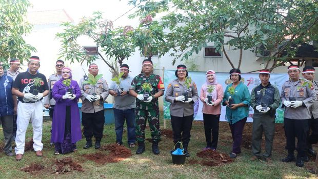 Penanaman pohon di RPTRA Thamrin Senen, Jakarta Pusat