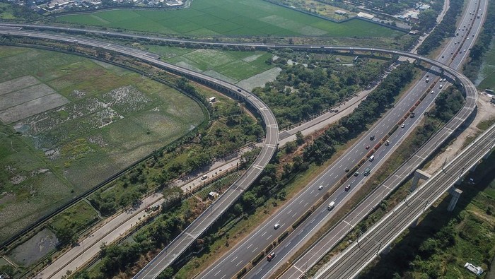 Pengoperasian fungsional akses Tol Gedebage Foto udara Ruas Jalan Tol Padaleunyi KM 149 di Gedebage, Bandung, Jawa Barat, Sabtu (19/8/2023). PT Jasa Marga kembali mengoperasikan secara fungsional akses masuk dan keluar KM 149 Tol Padaleunyi yang berlaku khusus kendaraan golongan 1 non bus serta dibuka sejak pukul 07.00 hingga 17.00 WIB. ANTARA FOTO/Raisan Al Farisi/YU