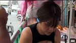 Penjual Seksi Ini Tawarkan Kari Thailand Fresh yang Nikmat