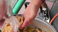 Ada bumbu rahasia tambahan yang dimasukkan ketika kari hampir matang. Bumbu berbentuk pasta ini menambah kental kuah kari dan rasa rempahnya. Foto: TikTok/bangkokfoodies