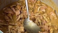Potongan daging ayam yang besar-besar juga memancing nafsu makan. Apalagi jika disantap selagi hangat. Foto: TikTok/bangkokfoodies