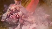 Untuk isiannya, ia menggunakan daging ayam potong segar. Puluhan kilogram daging ayam dimasak dan direbus lama dalam racikan bumbu kari.  Foto: TikTok/bangkokfoodies