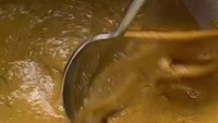 Racikan kuah santan dan bumbu kari yang dihaluskan memiliki warna cokelat muda. Kental creamy dan berempah, aromanya seolah memanggil orang-orang yang melintasi kedainya. Foto: TikTok/bangkokfoodies