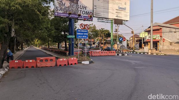 Traffic Light Bogorame Demak tutup karena ada karnaval kemerdekaan.