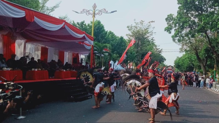 Performing art peserta karnaval dari kecamatan Ngawen di Klaten.