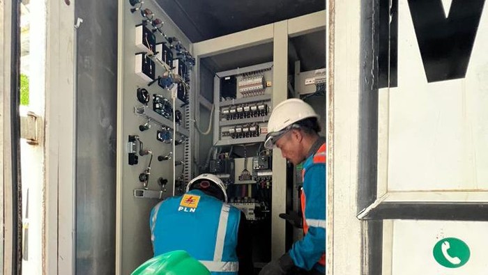 Petugas PLN melakukan pengecekan listrik untuk mendukung pelaksanaan AMMTC ke-17 di Labuan Bajo. (Istimewa)