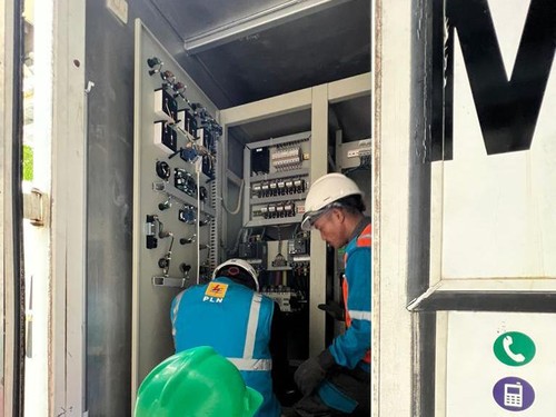 Petugas PLN melakukan pengecekan listrik untuk mendukung pelaksanaan AMMTC ke-17 di Labuan Bajo. (Istimewa)