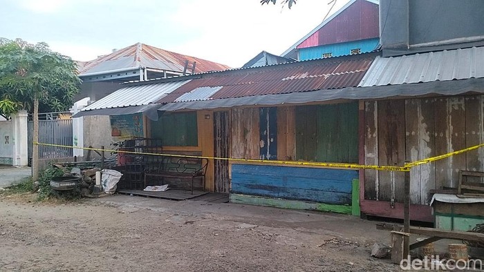 Pemuda bernama Jumianto (24) di Kabupaten Polewali Mandar (Polman), Sulawesi Barat (Sulbar) menganiaya tetangganya Ramli (58) dan anaknya Rahmayani (24) menggunakan parang.