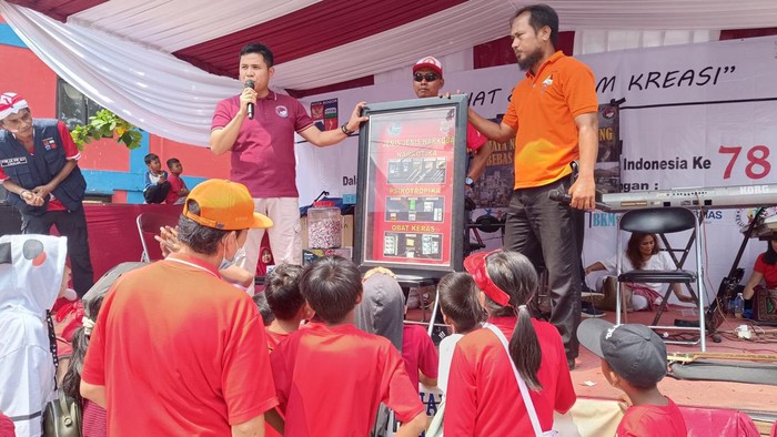 Polisi menggandeng eks pengedar narkoba saat sosialisasi di hadapan warga Bogor (dok. istimewa)