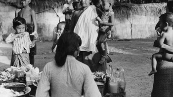 Seorang pedagang makanan kaki lima di Bali pada tahun 1950. Foto: Getty Images
